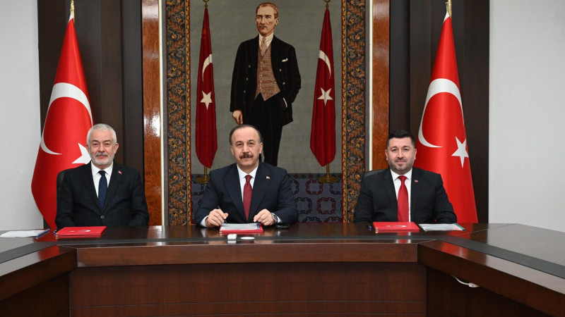 Isparta Belediyesi 3 okula daha halı saha kazandırıyor