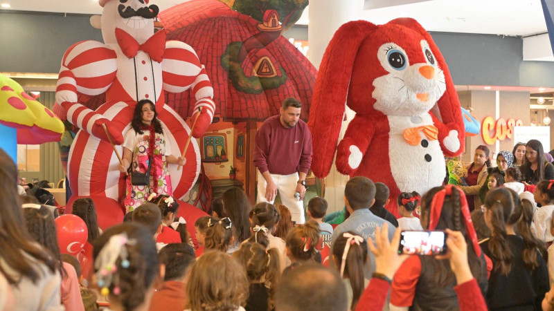 23 Nisan etkinliğinde çocuklar coşku dolu anlar yaşadı.