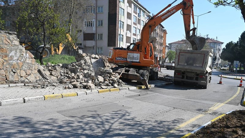 Isparta Belediyesi’nden eğitim bölgesine modern dokunuş: Eski duvar yıkıldı.