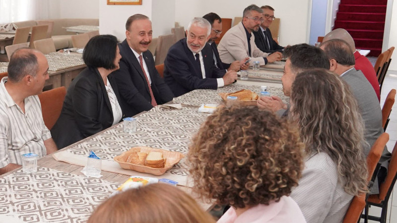 Cemevi’nin aşure sofrasında gönüller buluştu
