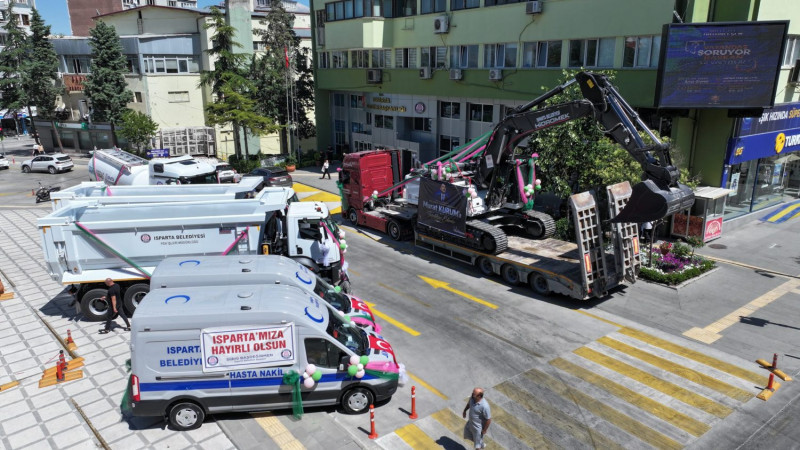 Isparta Belediyesi’nin araç filosuna 6 yeni araç ve iş makinesi kazandırıldı